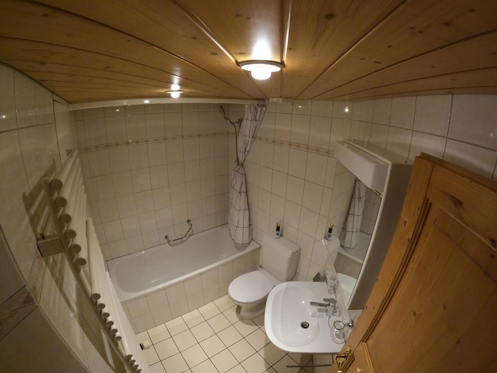Fine&Pine Center Apartment Matten bei Interlaken Esterno foto